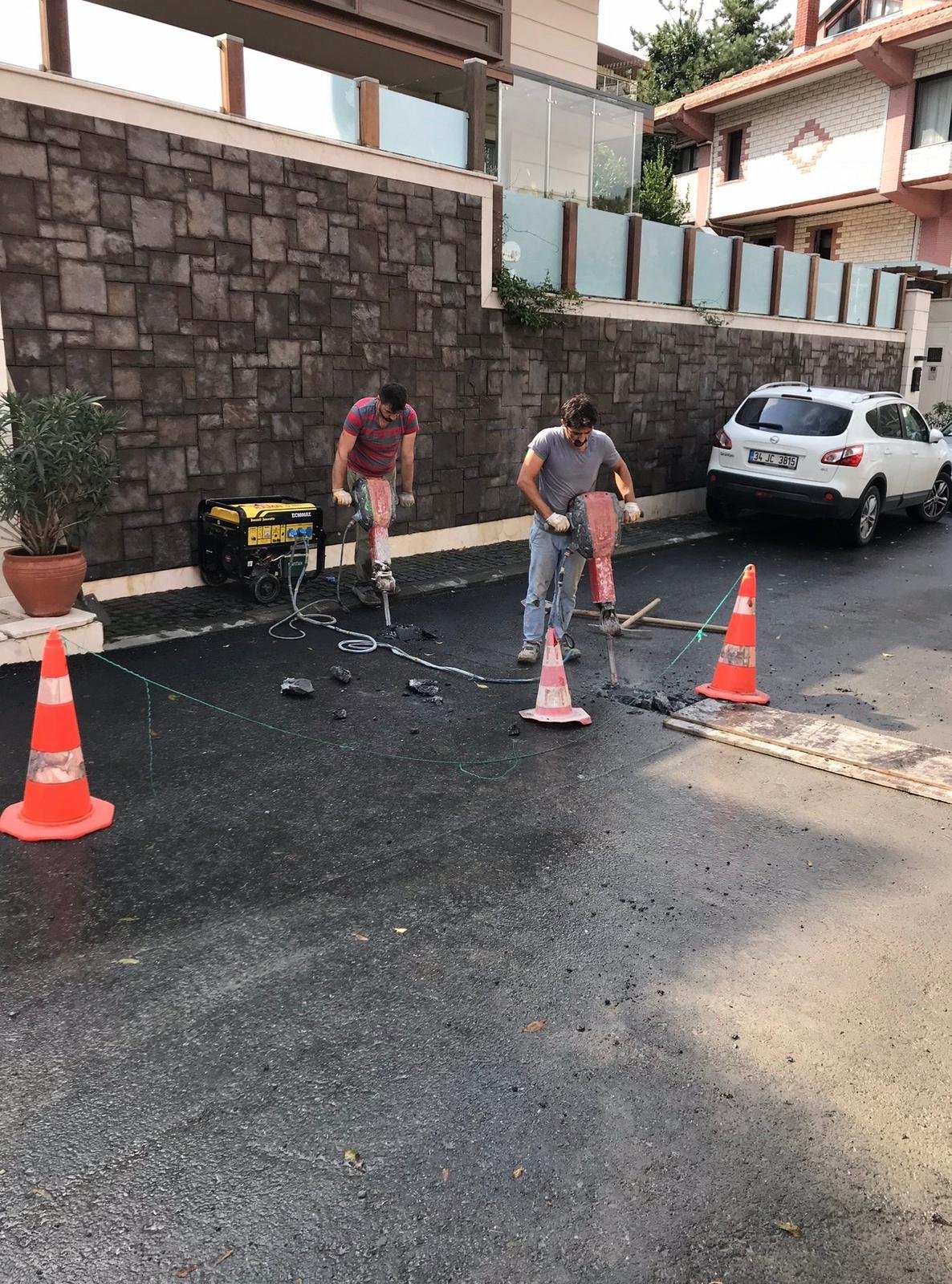 Dış alanda yol ve altyapı çalışması