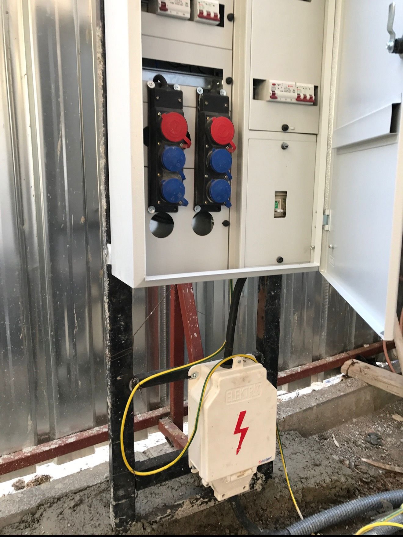 Dış cephe elektrik pano bağlantısı
