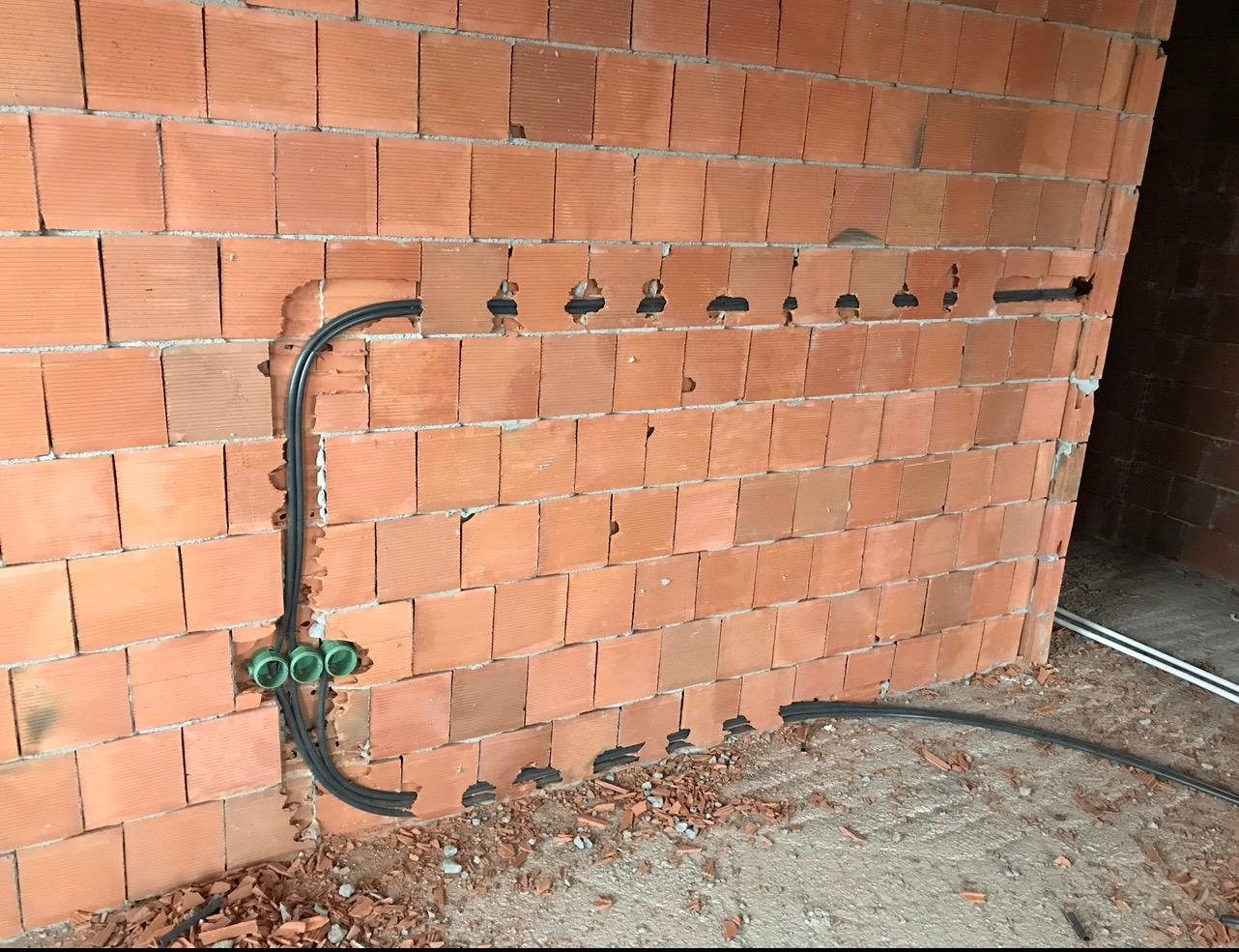 Tuğla duvarda elektrik altyapı kablolaması